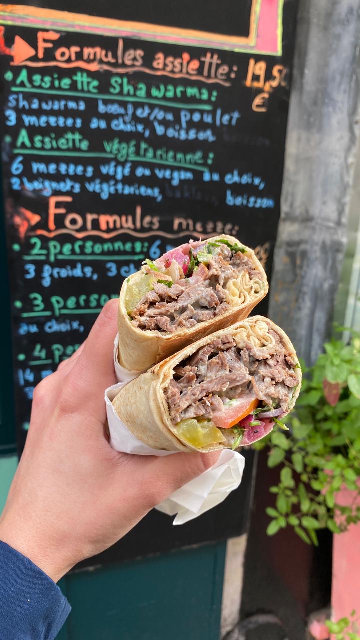 Sandwich shawarma bœuf devant l'ardoise